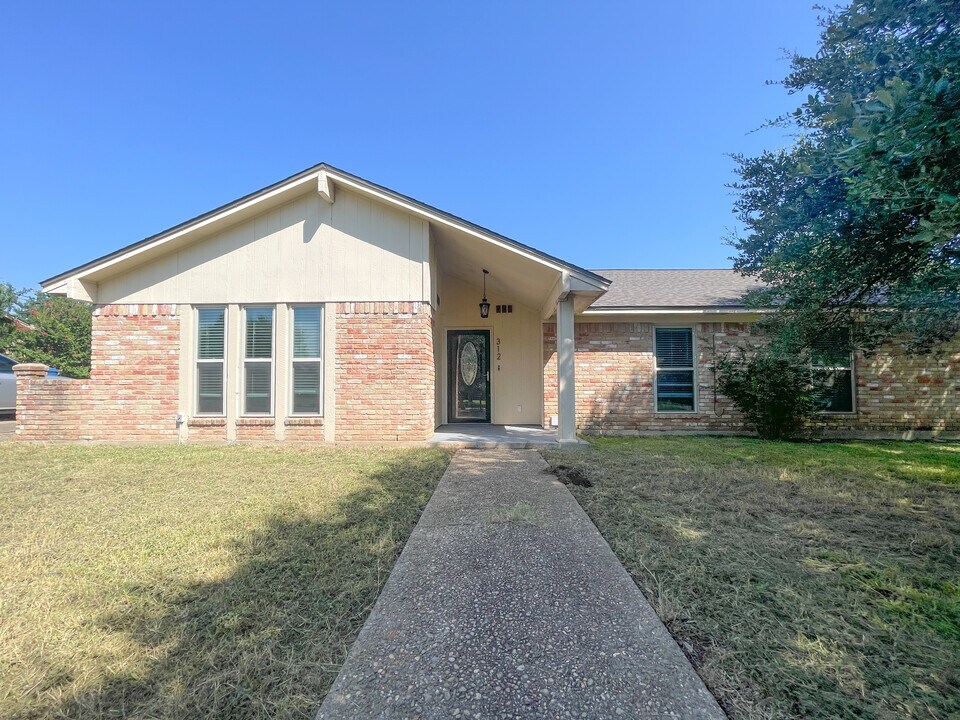 312 Cedarwood Ln in Hewitt, TX - Building Photo
