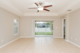 17406 New Cross Cir in Lithia, FL - Building Photo - Building Photo