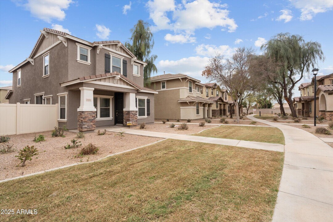 5824 E Hoover Ave in Mesa, AZ - Foto de edificio