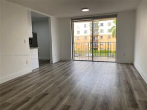 9320 Fontainebleau Blvd in Miami, FL - Foto de edificio - Building Photo