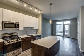 851 W Grand Ave, Unit 404 in Chicago, IL - Foto de edificio - Building Photo