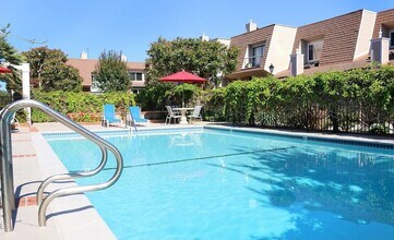 13035 Mindanao Way in Marina Del Rey, CA - Building Photo - Building Photo