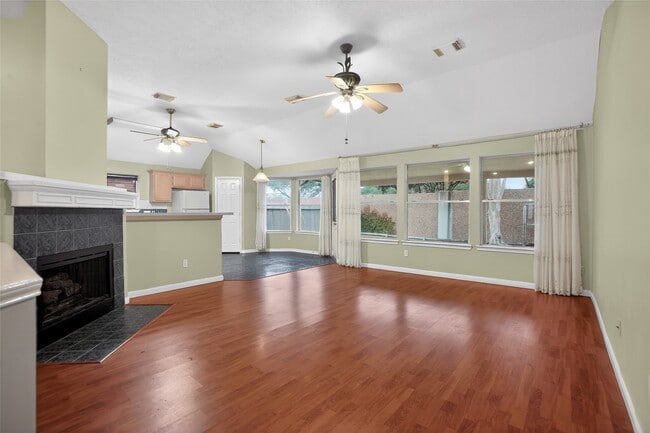 12530 Meadowglen Dr in Stafford, TX - Building Photo - Building Photo