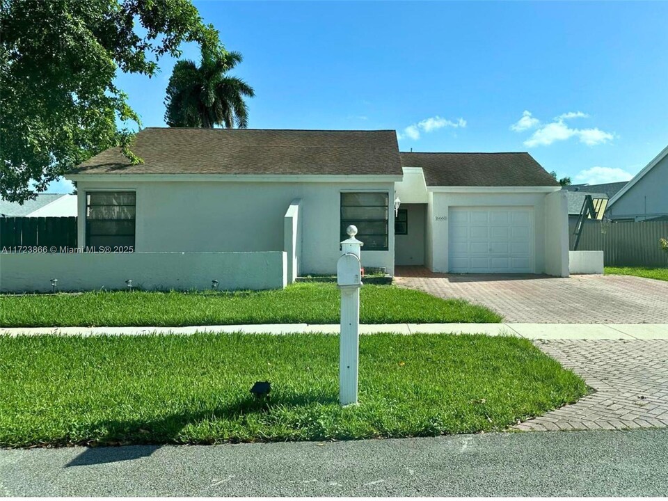 16660 Redwood Way in Weston, FL - Building Photo