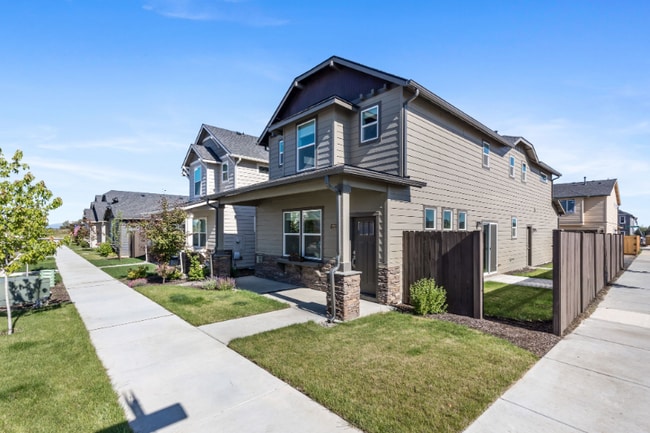 2523 NW Spruce Pl in Redmond, OR - Building Photo - Building Photo