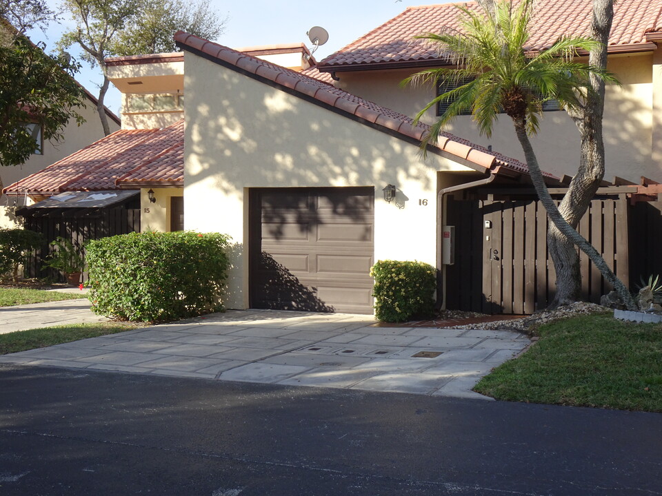 6850 NW 2nd Ave in Boca Raton, FL - Building Photo