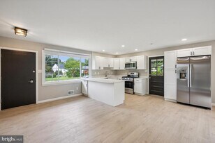 5317 Oldcastle Ln in Springfield, VA - Building Photo