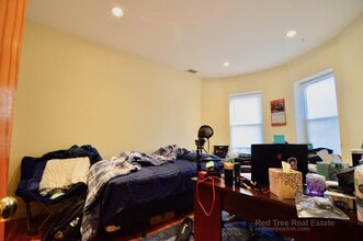 1802 Beacon St, Unit 8 in Brookline, MA - Building Photo - Building Photo