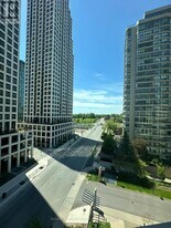 33 Elm Dr W in Mississauga, ON - Building Photo