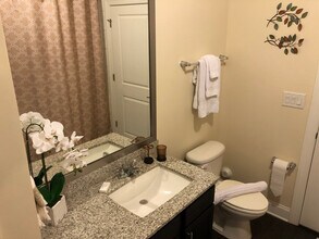 5720 Carnegie Blvd in Charlotte, NC - Foto de edificio - Building Photo