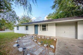 201 Audrey Cir in Ocean Springs, MS - Building Photo - Building Photo