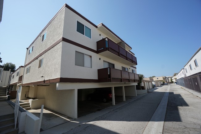 Manitoba Apartments in Playa Del Rey, CA - Building Photo - Building Photo