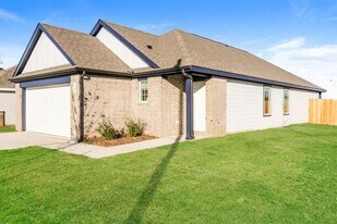 2105 Crimson Lake Blvd in El Reno, OK - Building Photo