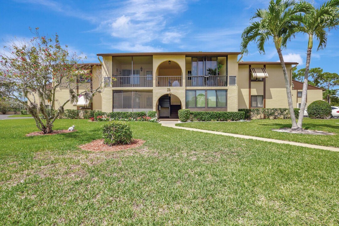 237 Pine HOV Cir in Greenacres, FL - Building Photo