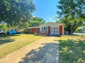 10804 Dunaway Dr in Dallas, TX - Building Photo
