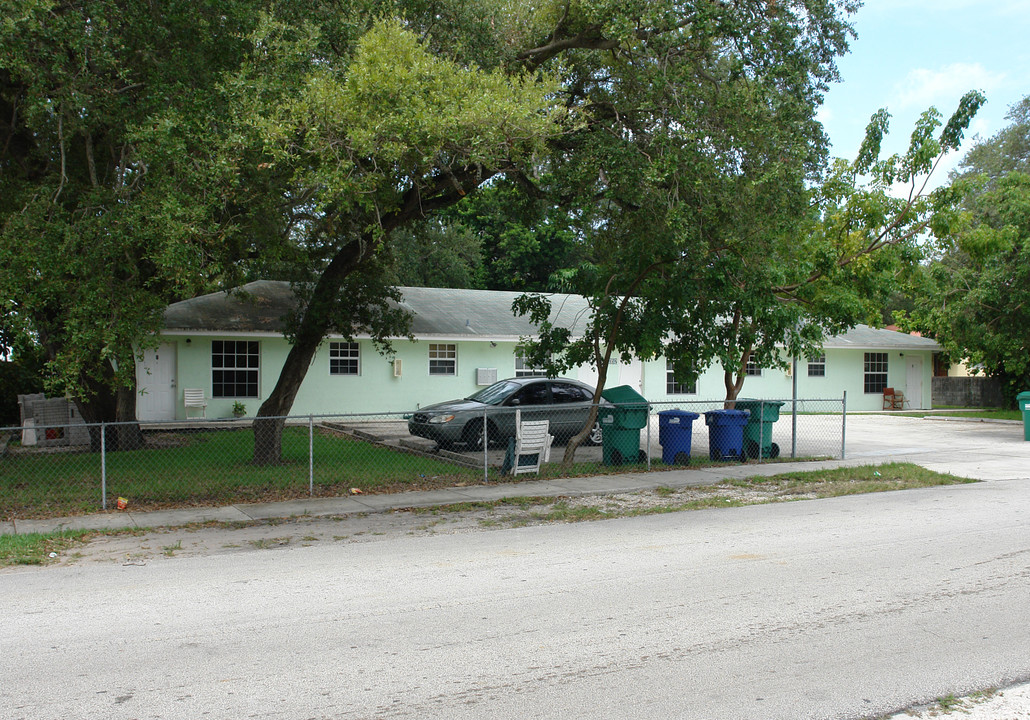 9052 NW 5th Ave in Miami, FL - Foto de edificio