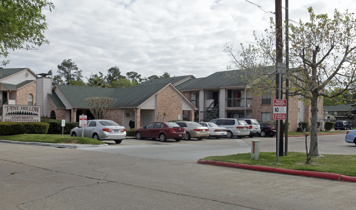 Pine Hollow Apartments in Cleveland, TX - Foto de edificio