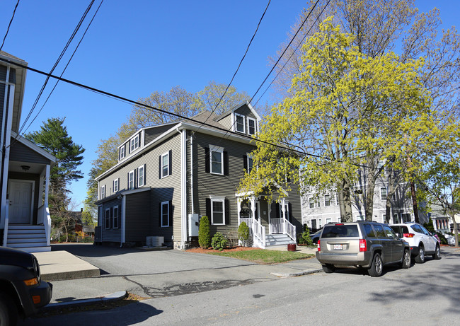 23 Robbins St in Waltham, MA - Foto de edificio - Building Photo