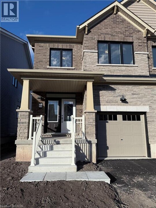 39 Masters Street in Welland, ON - Building Photo