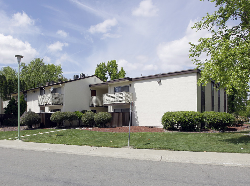 Villa Riviera Apartments in Sacramento, CA - Foto de edificio