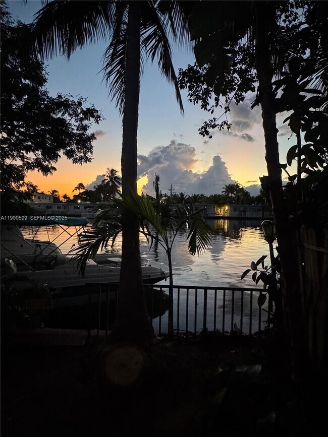 8300 Byron Ave in Miami Beach, FL - Building Photo - Building Photo