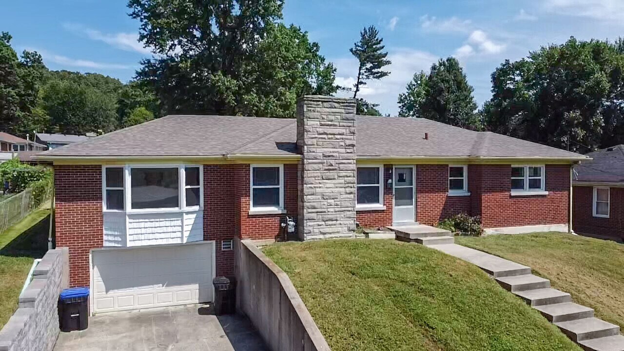 6803 Mariposa Dr in Louisville, KY - Building Photo