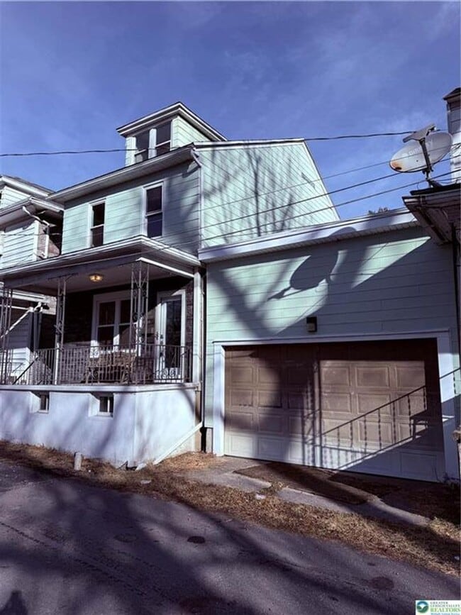 209 Macomb St in New Philadelphia, PA - Building Photo - Building Photo