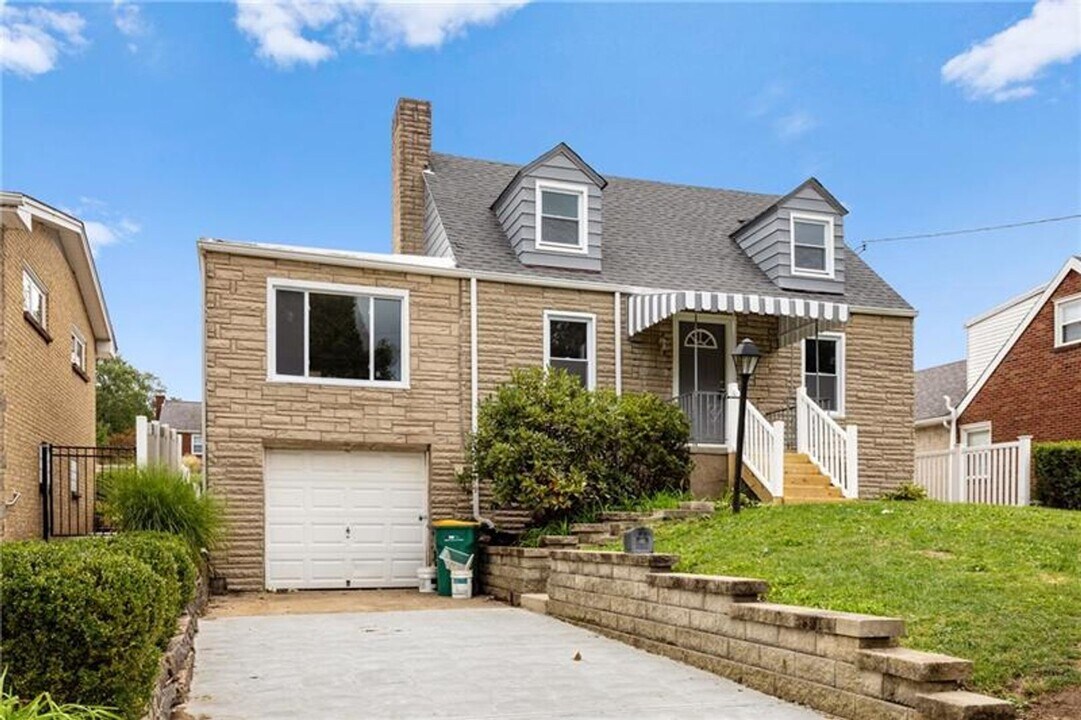 126 8th Ave in Pittsburgh, PA - Building Photo