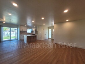 2462 Town Cir in Sacramento, CA - Building Photo - Building Photo