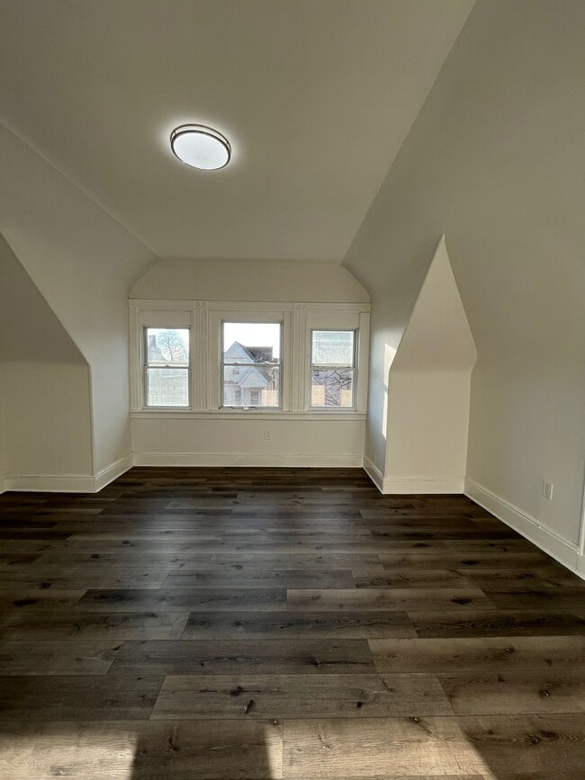 96 Lembeck Ave, Unit 3 in Jersey City, NJ - Building Photo - Building Photo