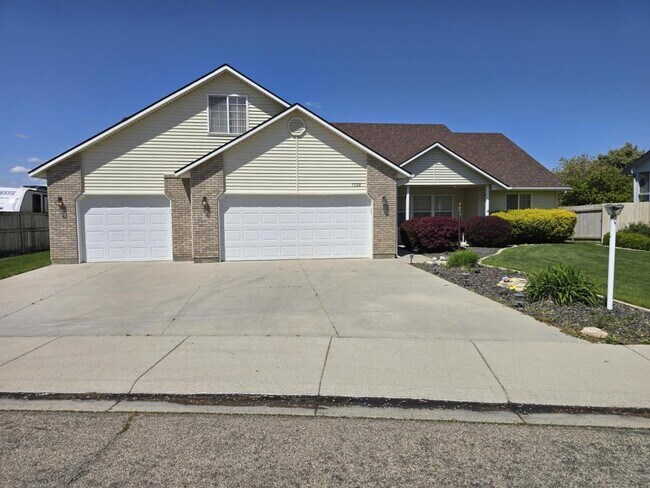 1728 W Greenhead Dr in Meridian, ID - Building Photo - Building Photo