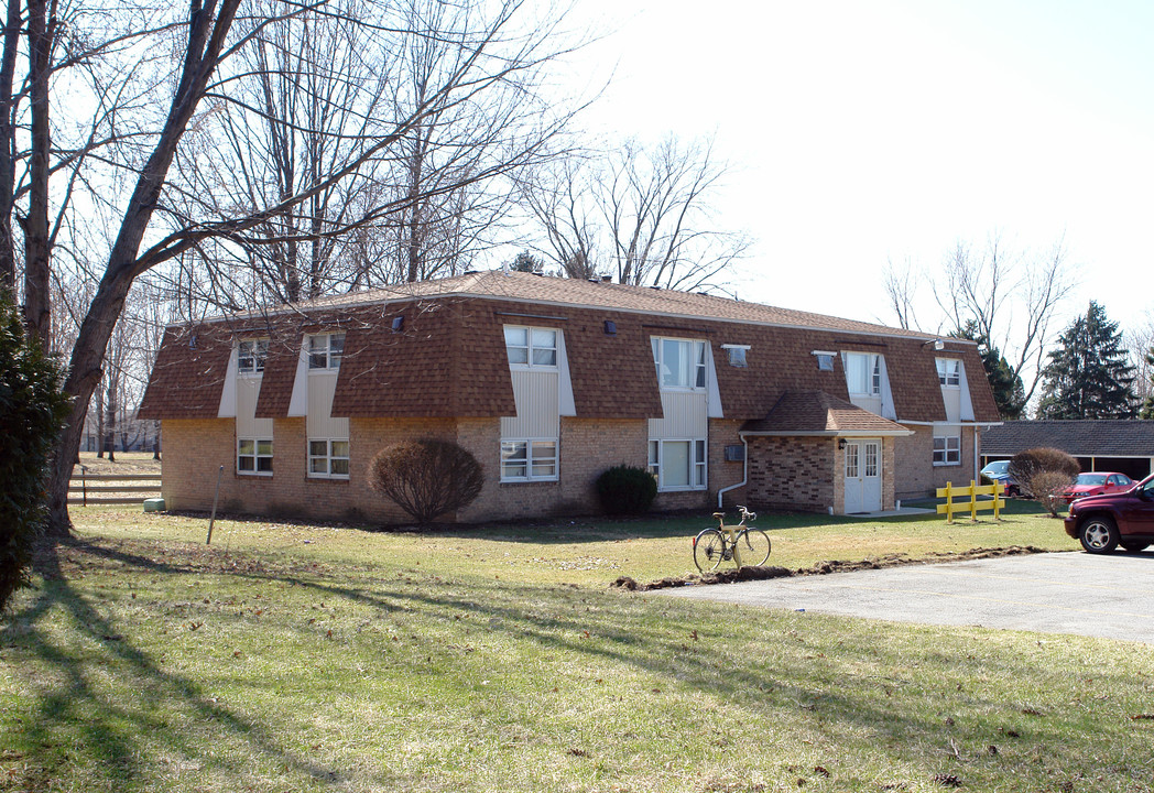 570 Wakefield Dr in Cortland, OH - Building Photo