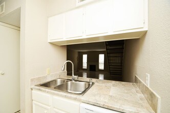 17230 Imperial Valley Dr in Houston, TX - Foto de edificio - Building Photo