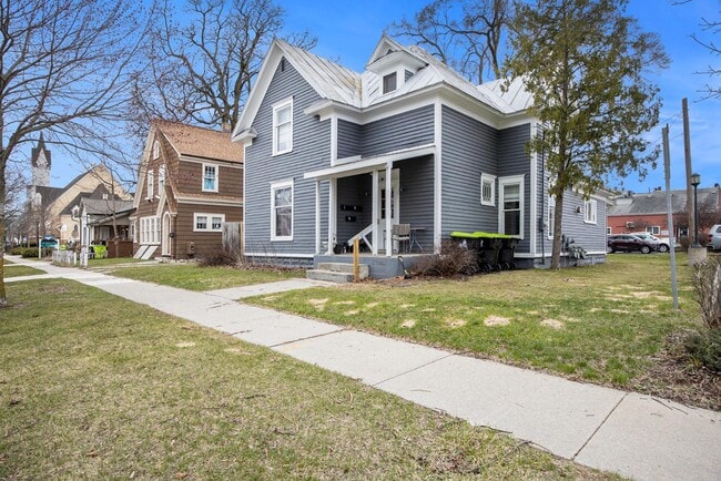 property at 121 S Clay St