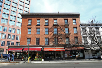 70 Greenwich Ave in New York, NY - Foto de edificio - Building Photo