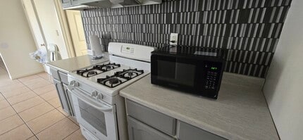 44034 Carolside Ave in Lancaster, CA - Foto de edificio - Building Photo