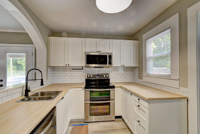 109 Ray St in Cherryville, NC - Building Photo - Building Photo
