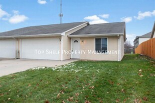 218 4th St NW in Altoona, IA - Building Photo