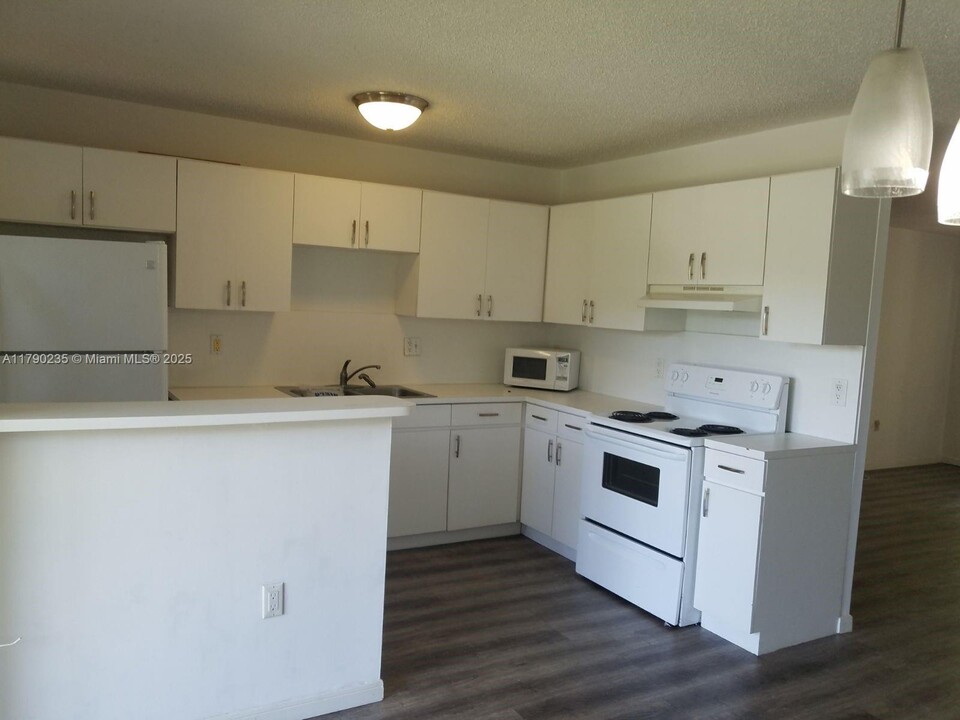 10350 SW 220th St in Miami, FL - Building Photo