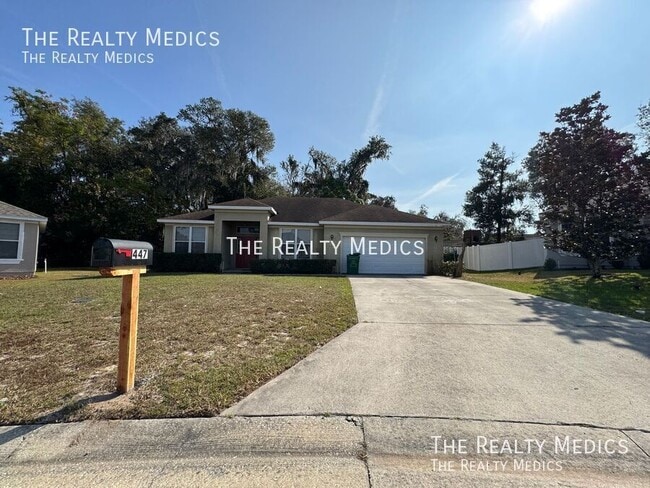 447 Cierra Oaks Cir in Lady Lake, FL - Foto de edificio - Building Photo