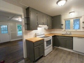 209 3rd St in Liverpool, NY - Building Photo