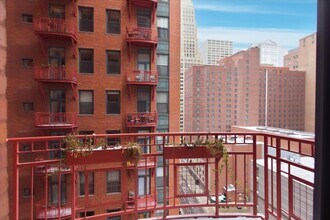 208 W Washington St in Chicago, IL - Foto de edificio - Building Photo