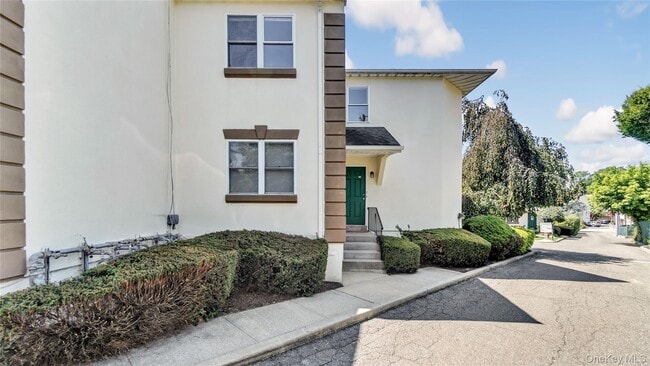 6 Selina Ct in Glen Cove, NY - Foto de edificio - Building Photo