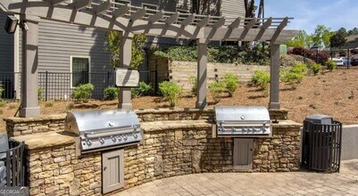 100 Pinhurst Dr in Atlanta, GA - Building Photo - Building Photo