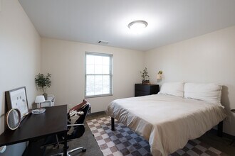 College Suites of City Station East in Troy, NY - Foto de edificio - Interior Photo