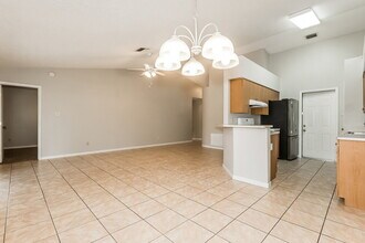 1440 Tiverton Dr in Brandon, FL - Foto de edificio - Building Photo