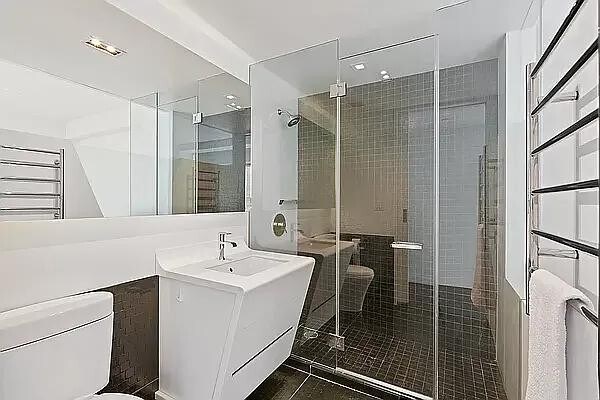 123 Washington St in New York, NY - Building Photo
