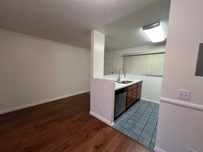 14615 Burbank Blvd in Los Angeles, CA - Building Photo - Building Photo