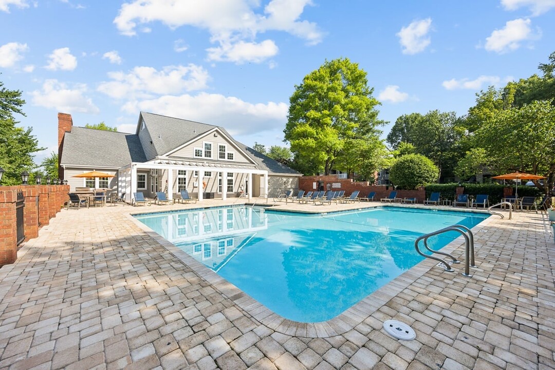 River Oak Apartments in Louisville, KY - Building Photo