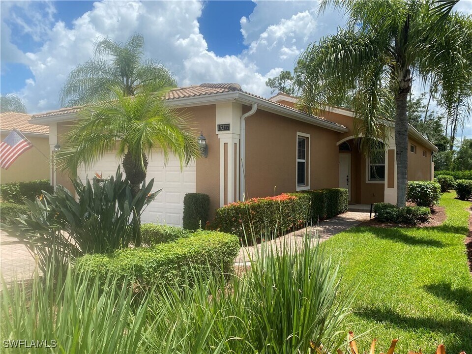 15377 Cortona Way in Naples, FL - Foto de edificio